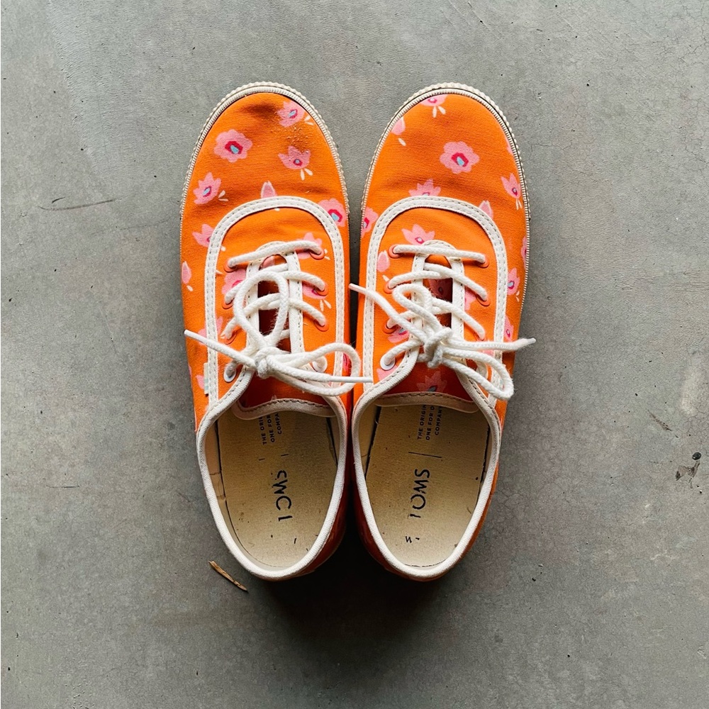Excellent condition Toms Persimmon Spring Flower Print shoes. Size 7
